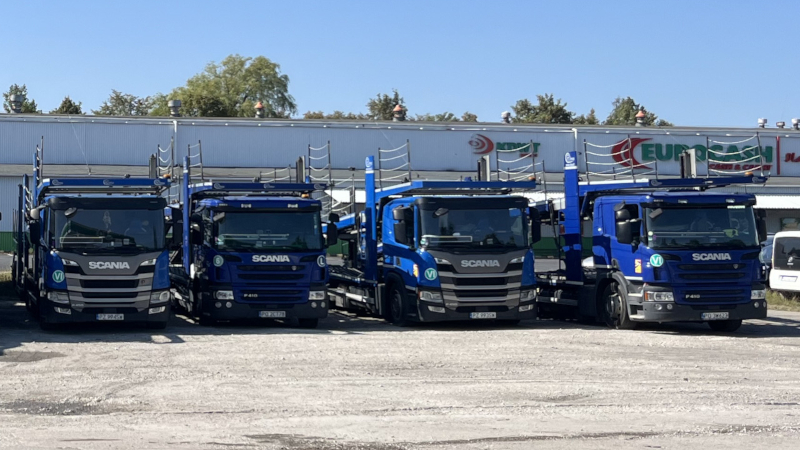 Flota autotransporterów na placu