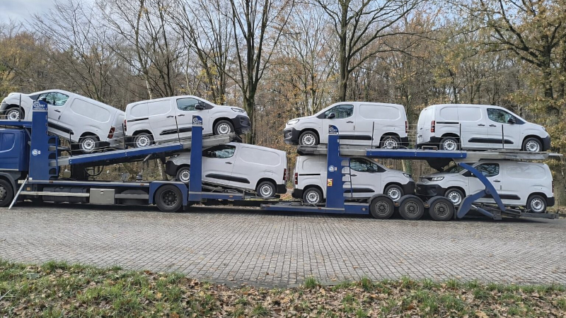 Autotransporter załadowany busami