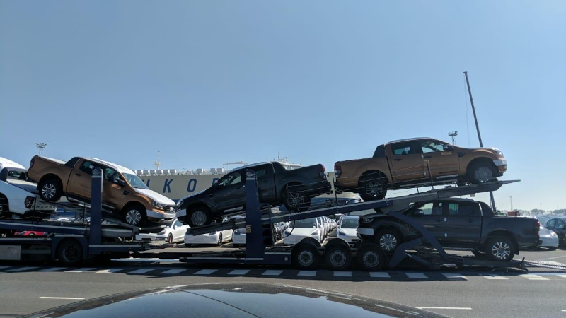 Autotransporter z pojazdami typu pick-up